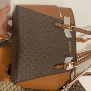 Michael Kors purse: never been used